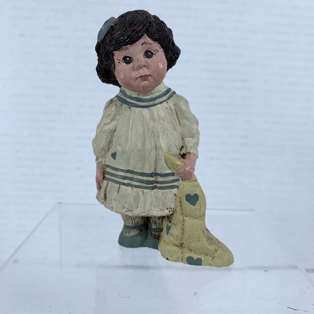 Vintage Sarah's Attic 1989 “Rachel”  Girl With Blanket Figurine (VC205)
